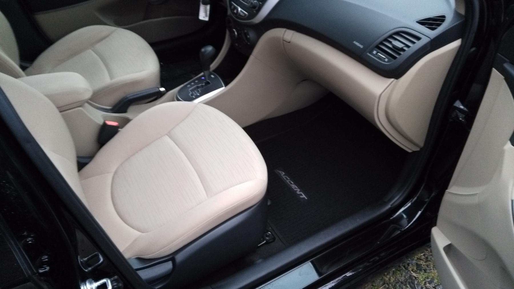 2016 Hyundai Accent SE - 946178