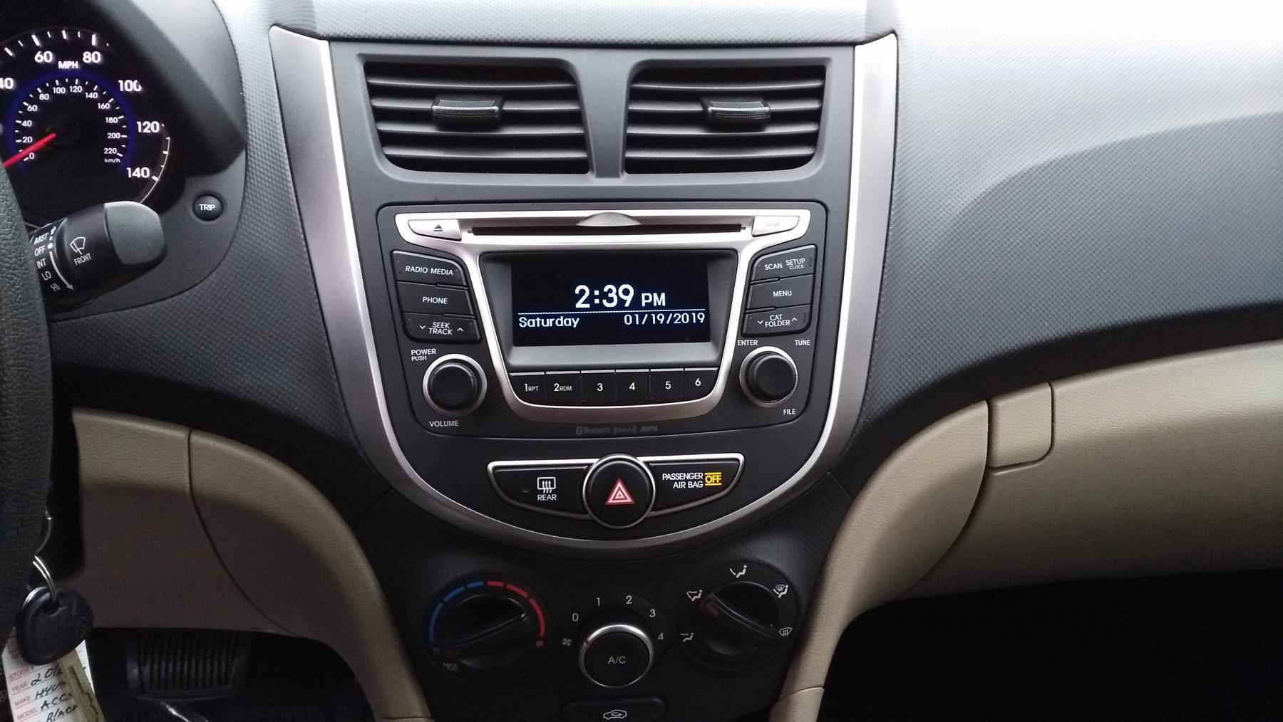 2016 Hyundai Accent SE - 946178