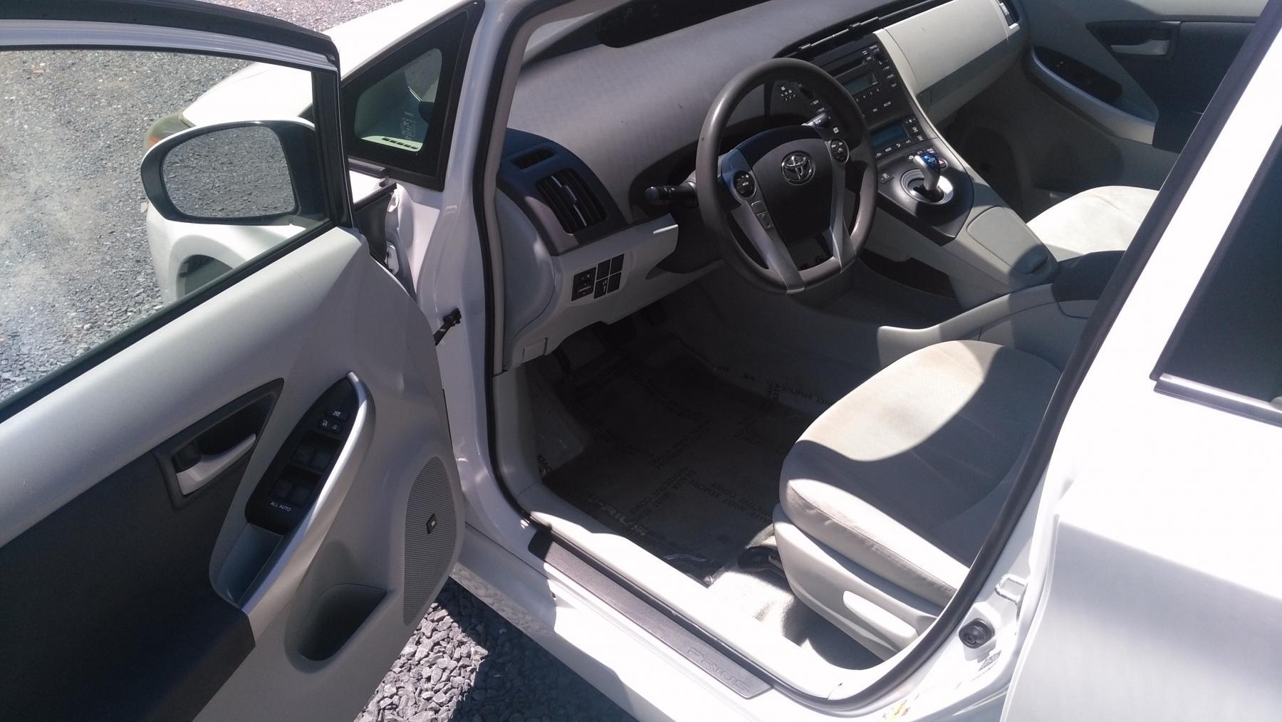 2010 Toyota Prius III - 089085