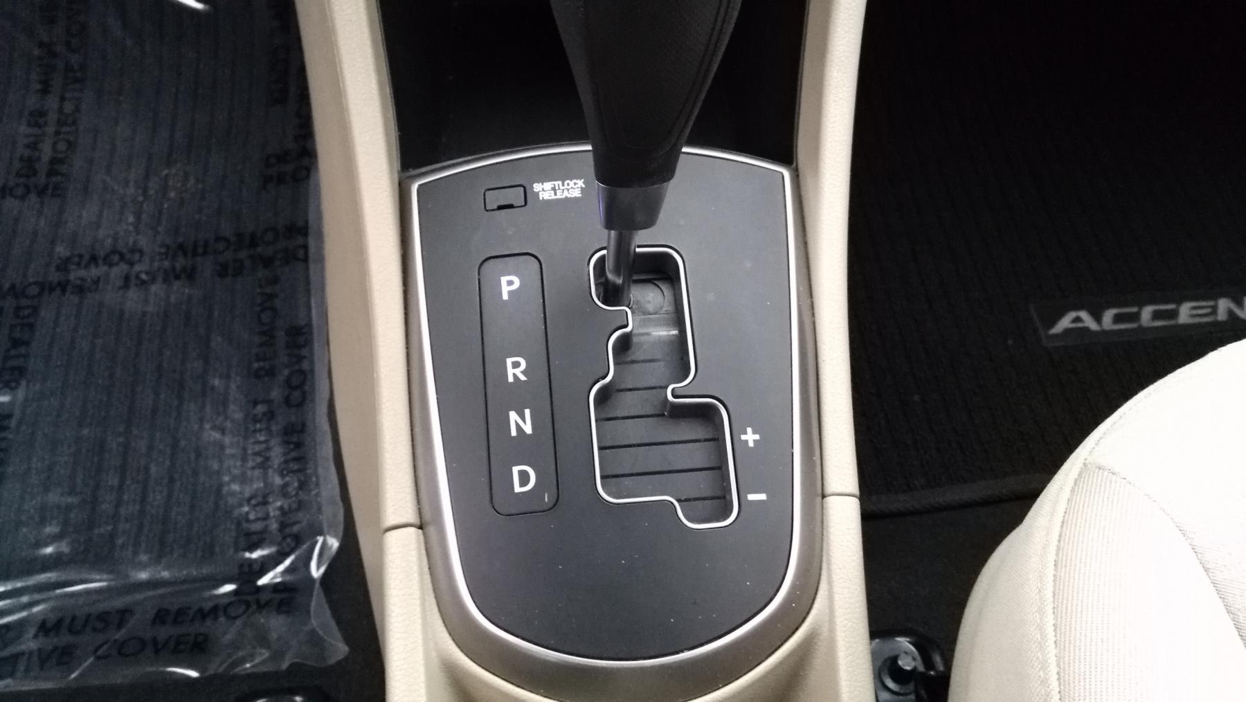 2016 Hyundai Accent SE - 946178