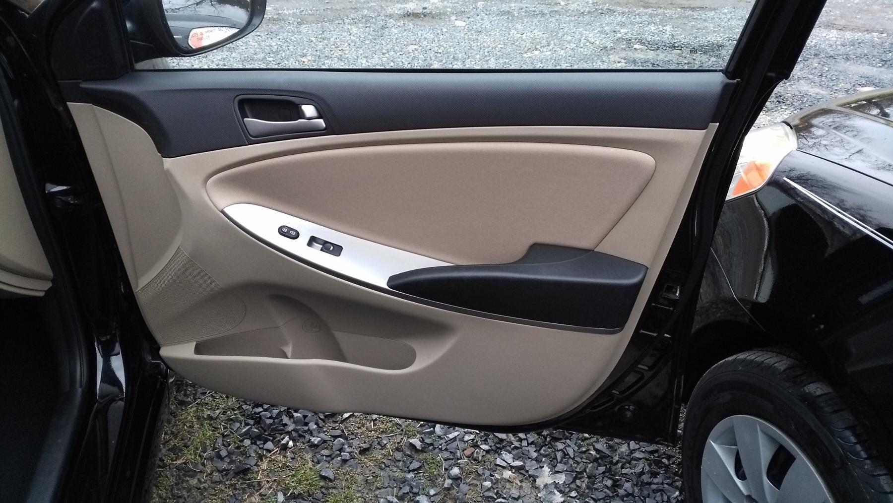 2016 Hyundai Accent SE - 946178