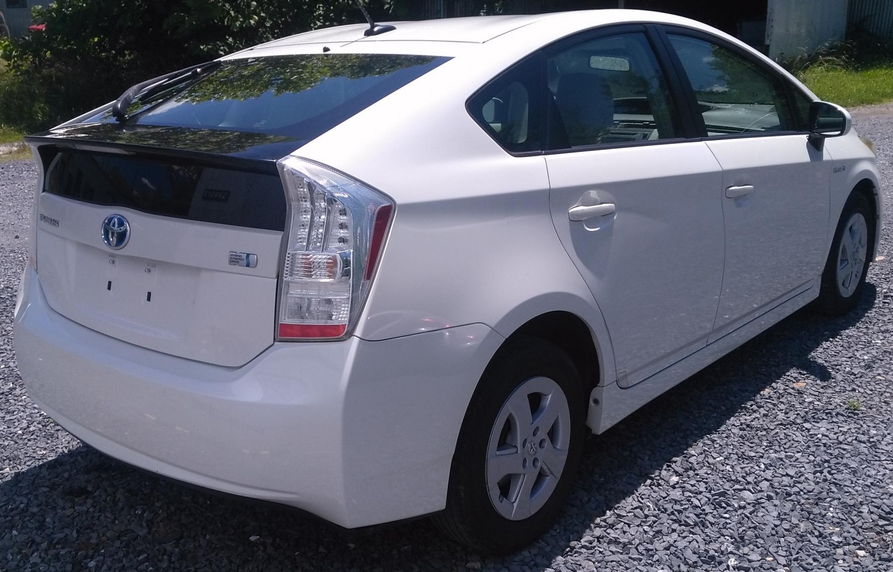2010 Toyota Prius III - 089085